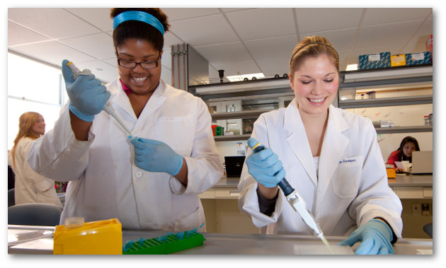 Women students working in Chenoweth lab